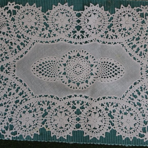 5-pc VINTAGE Fabric tablecloth napkin Turquoise and 7-pc plastic white - Picture 3 of 15